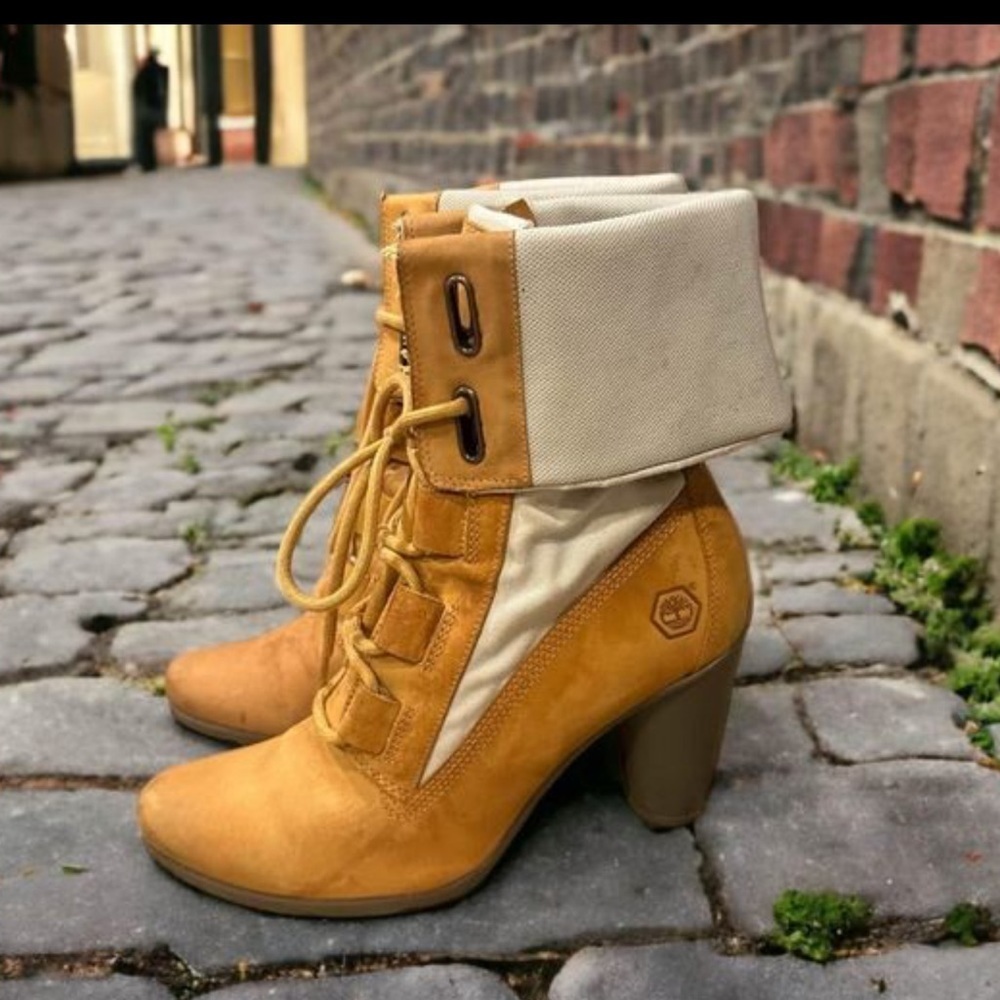 Timberland Ladies Tan & Cream Nurbuck Lace Up Boots sz 7.5